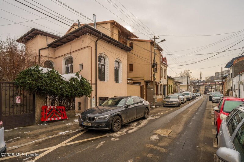 Parcul Carol Casa 4 camere, rond Regina Maria, exterior renovat, curte comuna