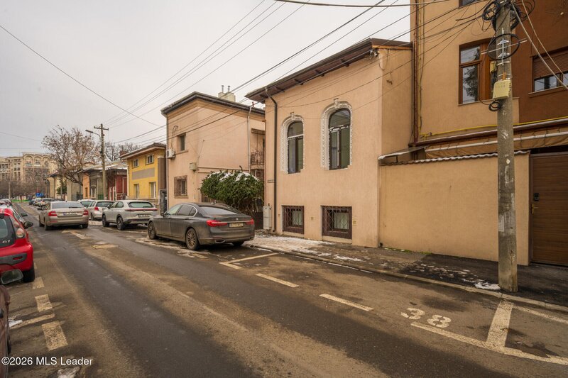 Parcul Carol Casa 4 camere, rond Regina Maria, exterior renovat, curte comuna