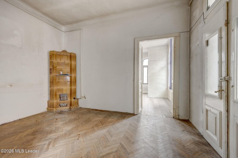 Parcul Carol Casa 4 camere, rond Regina Maria, exterior renovat, curte comuna