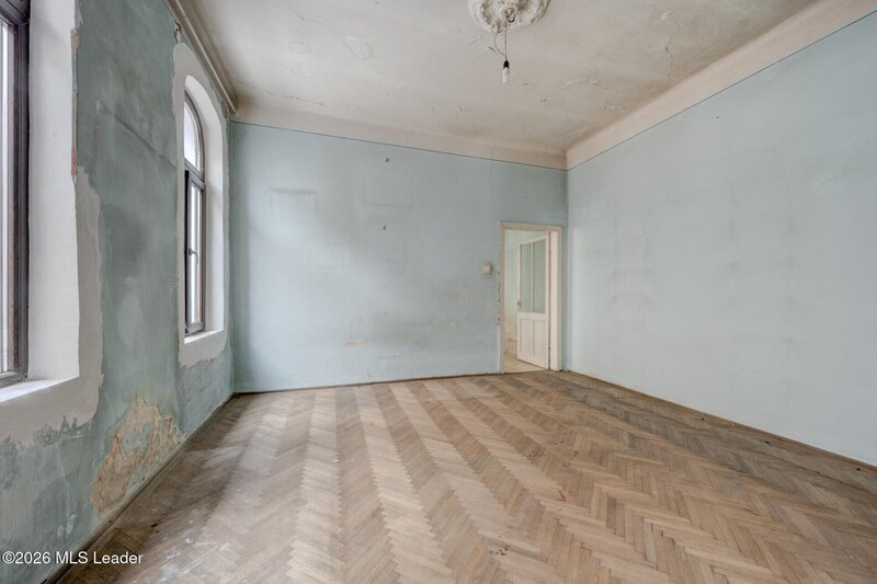 Parcul Carol Casa 4 camere, rond Regina Maria, exterior renovat, curte comuna